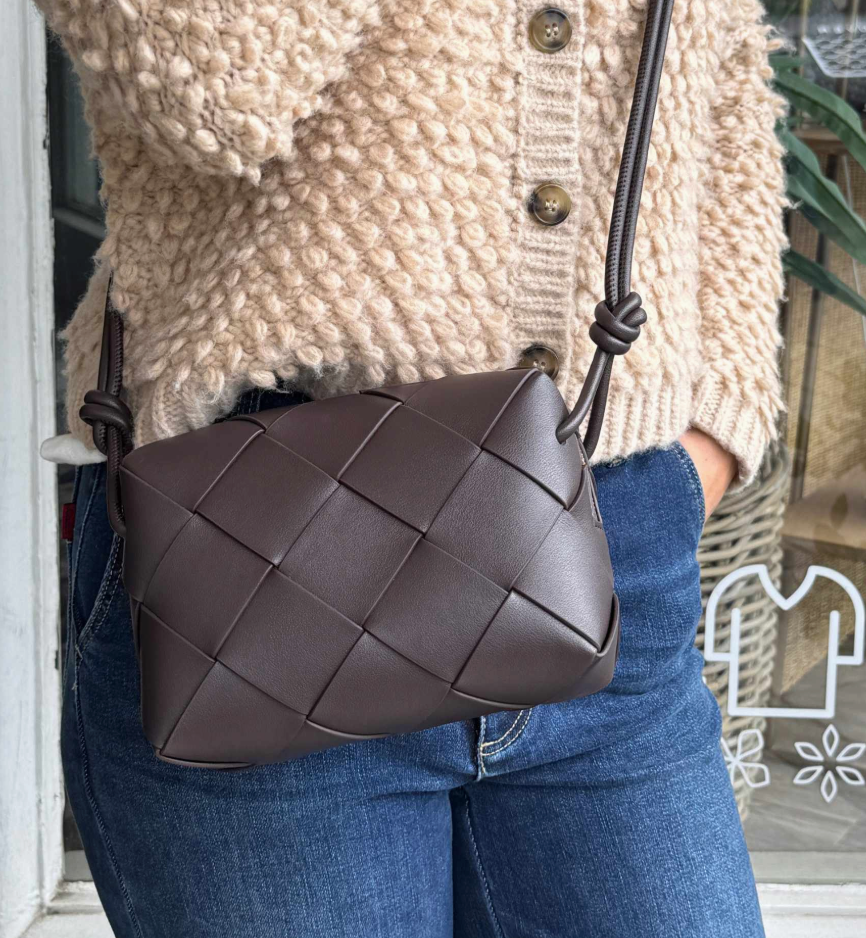 L'ORA D'ORO | Large Weave Crossbody Bag - Chocolate